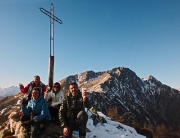 03 Alla croce dell'anticima del Berlinghera con vista sul Pizzo Sasso Canale